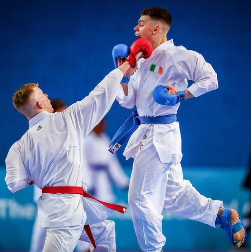 Doi sportivi în luptă de kumite