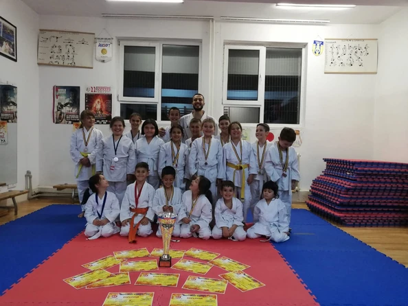 Echipa Senshu Dojo cu trofeul, în sala de antrenament