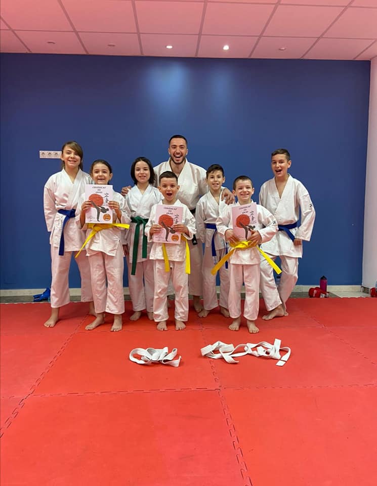 Grupul de elevi Senshu Dojo cu certificatele de grad, alături de antrenor