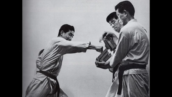 Fotografie istorică alb-negru: demonstrație de karate Shotokan
