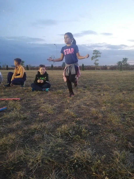 Copii la pregătire fizică în aer liber